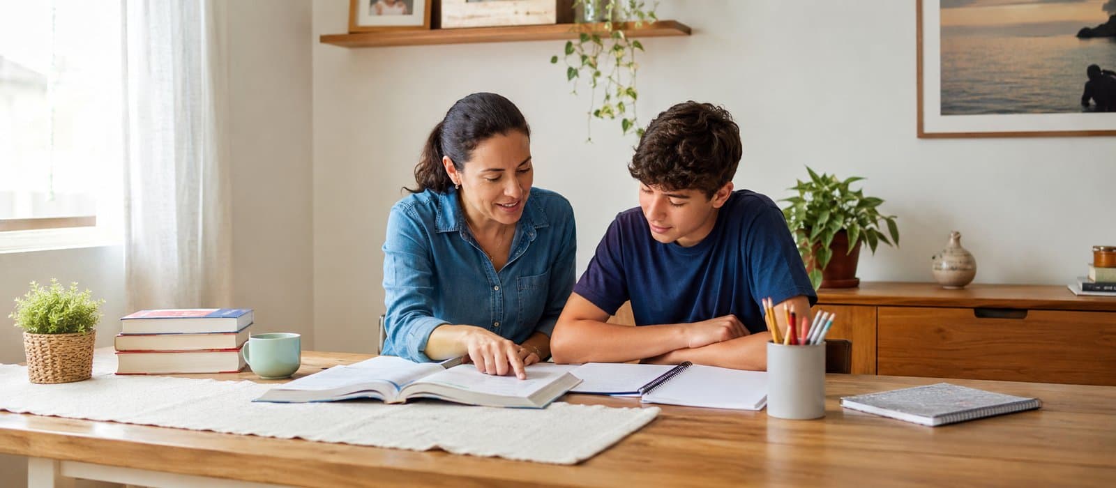 Mãe ajudando filho a estudar inglês em casa